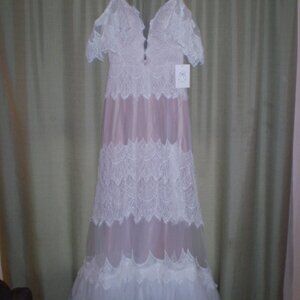 SIZE: 6~~ELEGANT WEDDING GOWN~NEW WITH TAGS